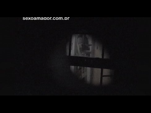 ❤️ Sarışın, içi boş tuğlaların arkasına gizlenmiş bir mahalle röntgencisi tarafından gizlice videoya alınır ️❌ Porno bizde ❌️❤
